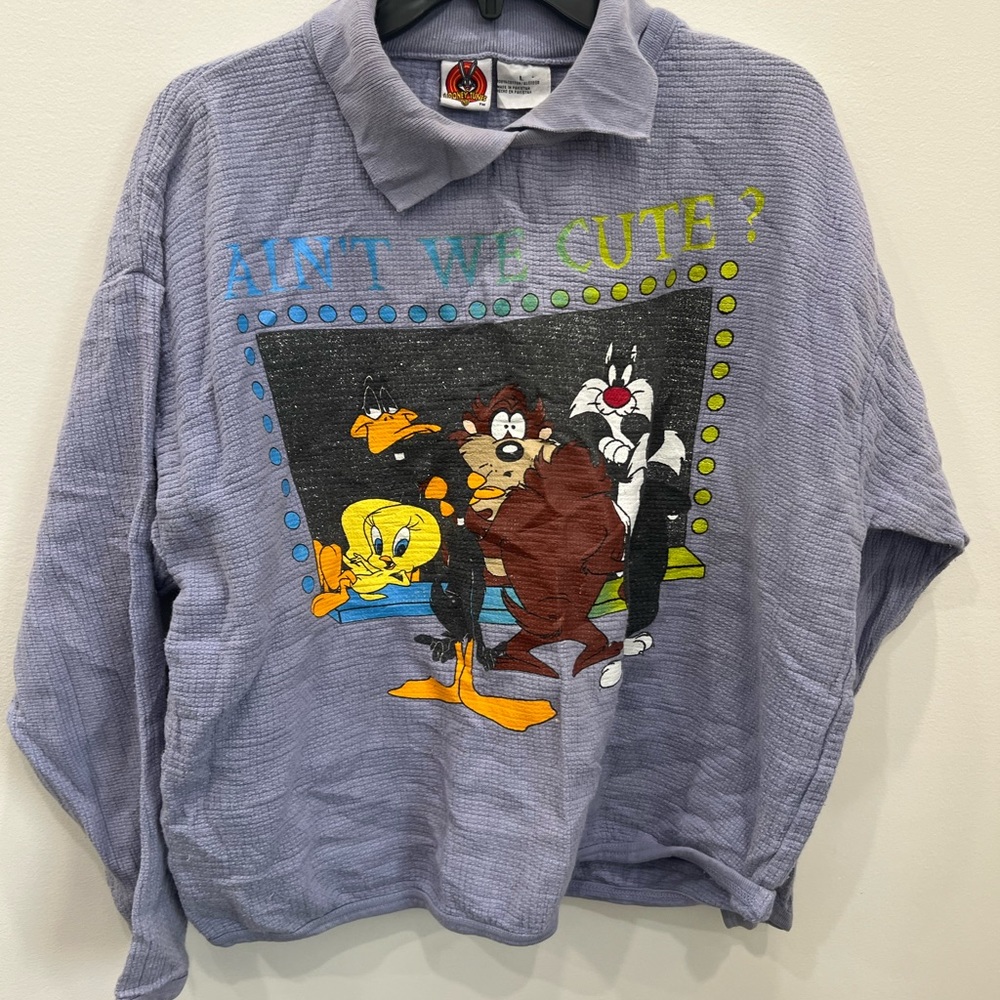 Woman’s size large vintage Looney Tubes shirt in good condition.